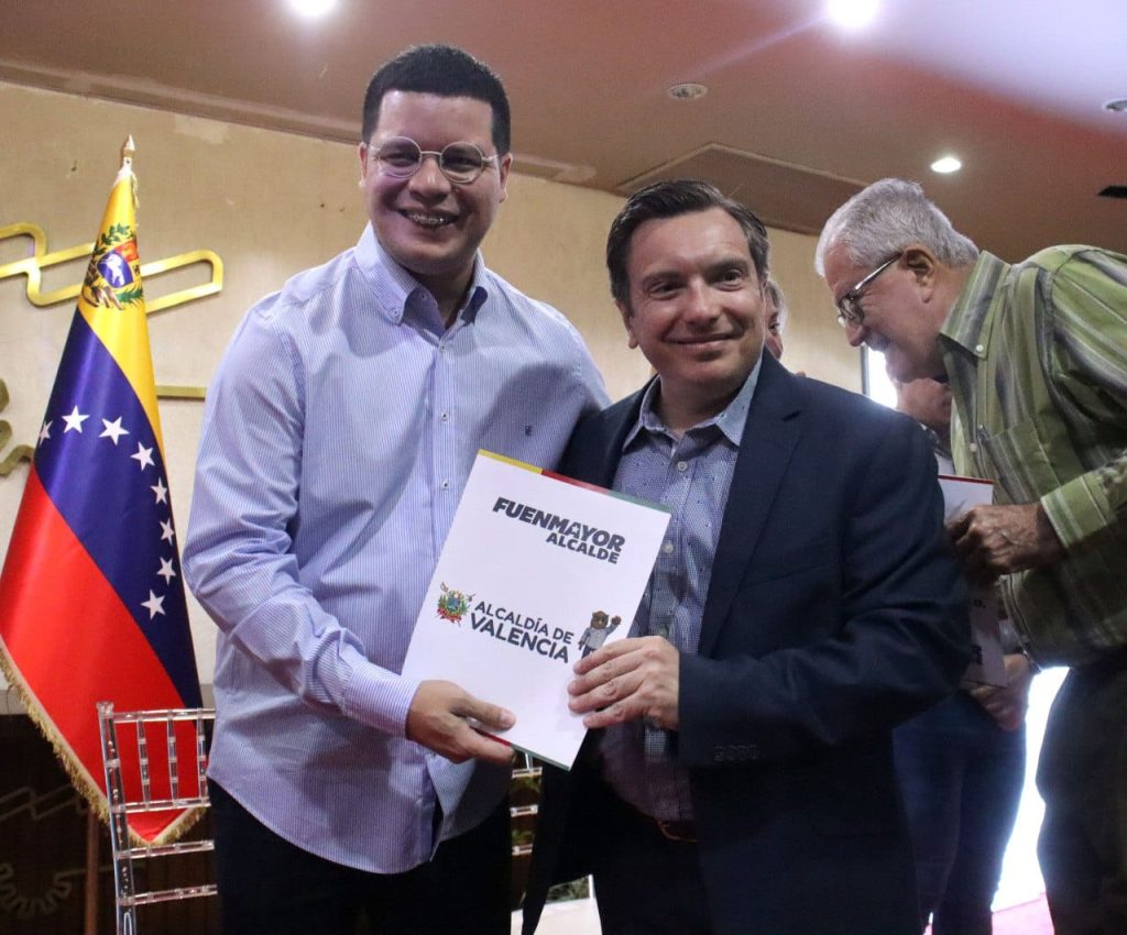 Alcalde Fuenmayor entregó más de 250 licencias de actividades económicas a empresarios de distintos sectores productivos de Valencia (1)