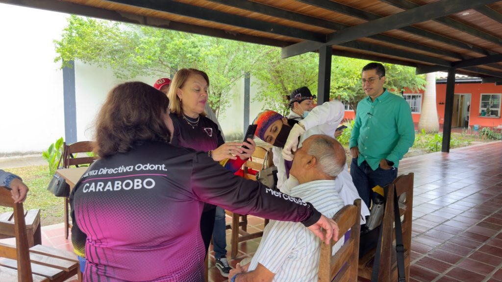 Convenio entre alcaldía de San Diego y Colegio de Odontólogos favoreció a abuelitos con prótesis dentales