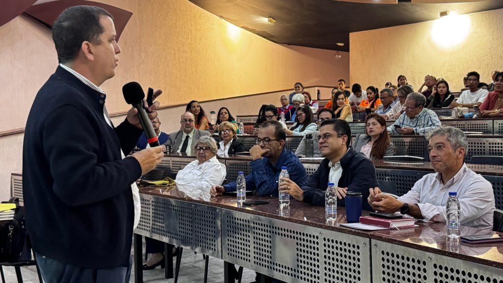 Alcalde León Jurado aplaudió conferencia “Un Retrato Psicosocial de la Población Venezolana” realizada en la Ujap