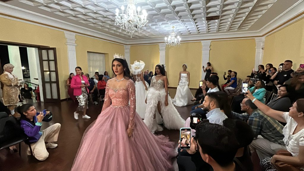 El vuelo de las mariposas: Un desfile de Yris López que inspira sueños y transformaciones