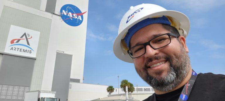 Ingeniero Electricista de la UC destaca por su rol en la misión Artemis II