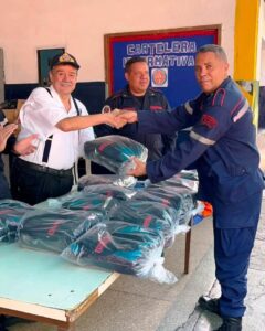 Bomberos UC entrega uniformes 4